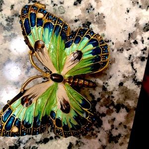 Very beautiful butterfly accent can be used for jewelry etc